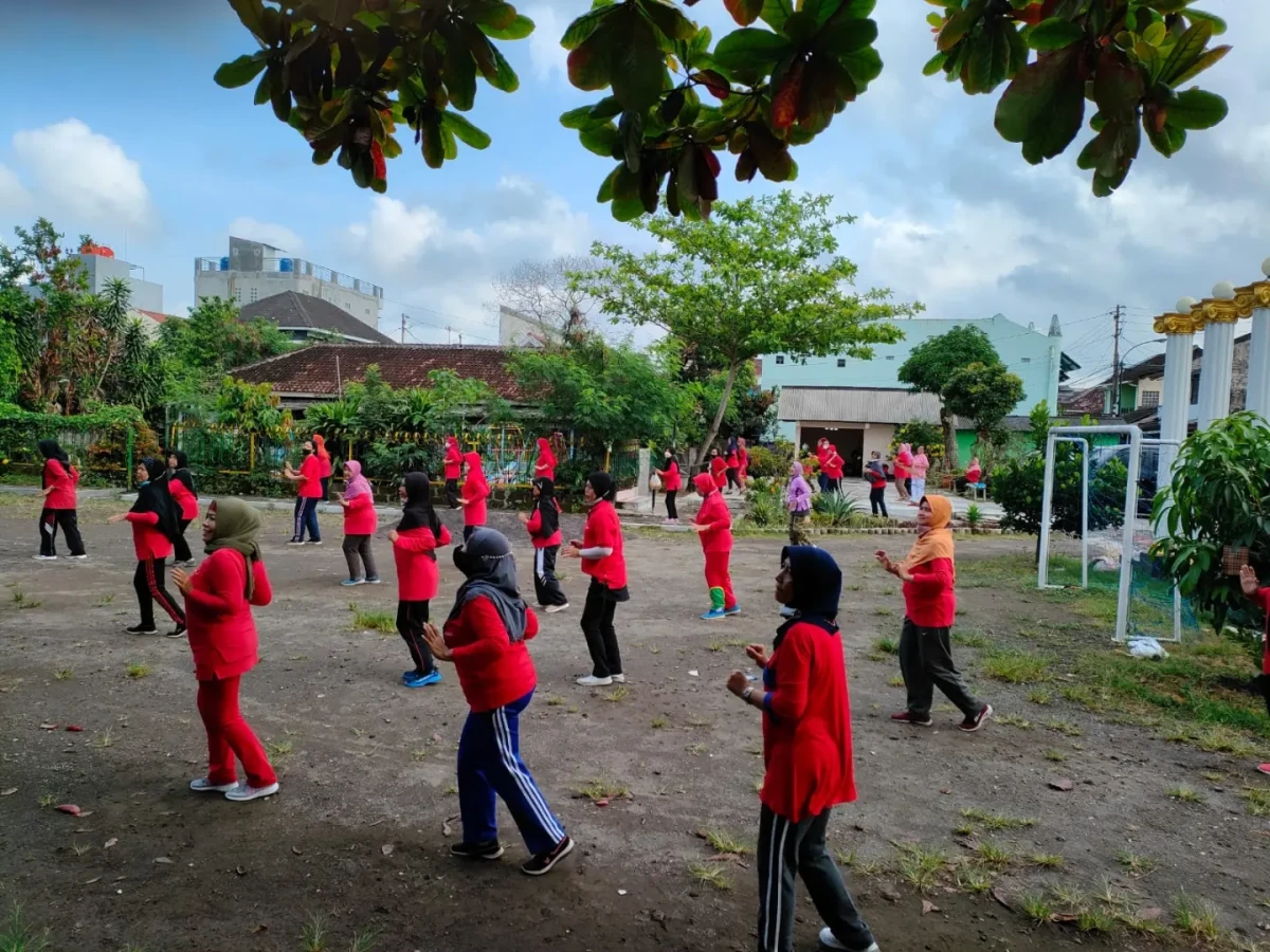 Senam bersama PKK RW 22 , Hari Sabtu 24 Sep '22 jam : 7.00 - selesai . Tempat : TAMAN RW 22 Perumnas Cc