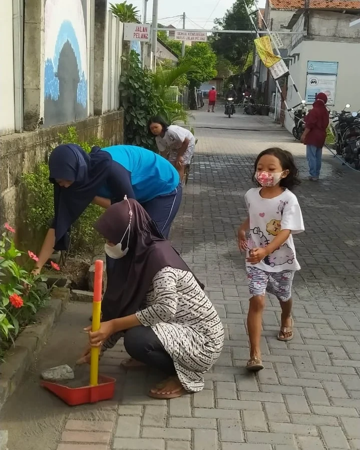 pagi ini tgl 18 September 2022 ada kegiatan kerja bakti ibu" untuk membersihkan lingkungan tiap hari Minggu ke 2 di mulai jam 7.00 wib s/ d selesai di  RT 06 RW 07 Manggulan Pondok