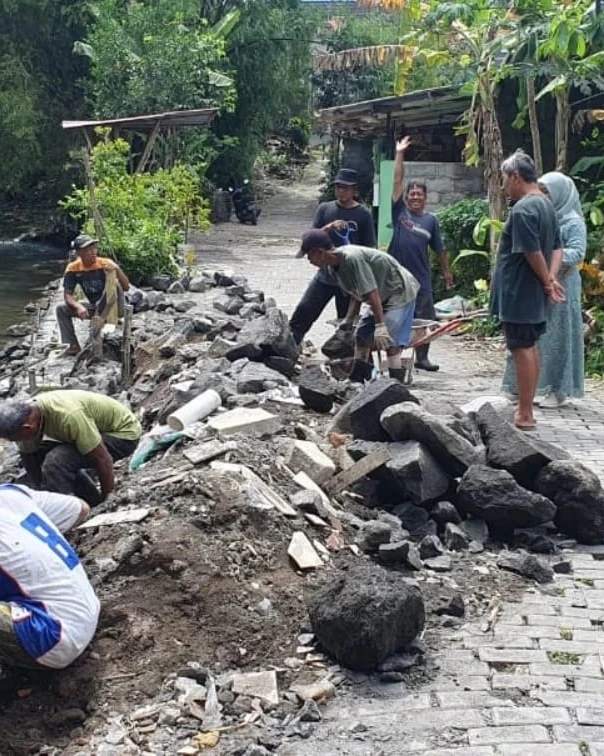 kegiatan Bersih Sungai Pelang penggal Sambisari RT 08 RW 60 Padukuhan Joho,