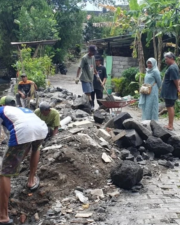 kegiatan kerjabakti pembangunan talud pengaman Kali Pelang penggal Sengkan RT 07 RW 60