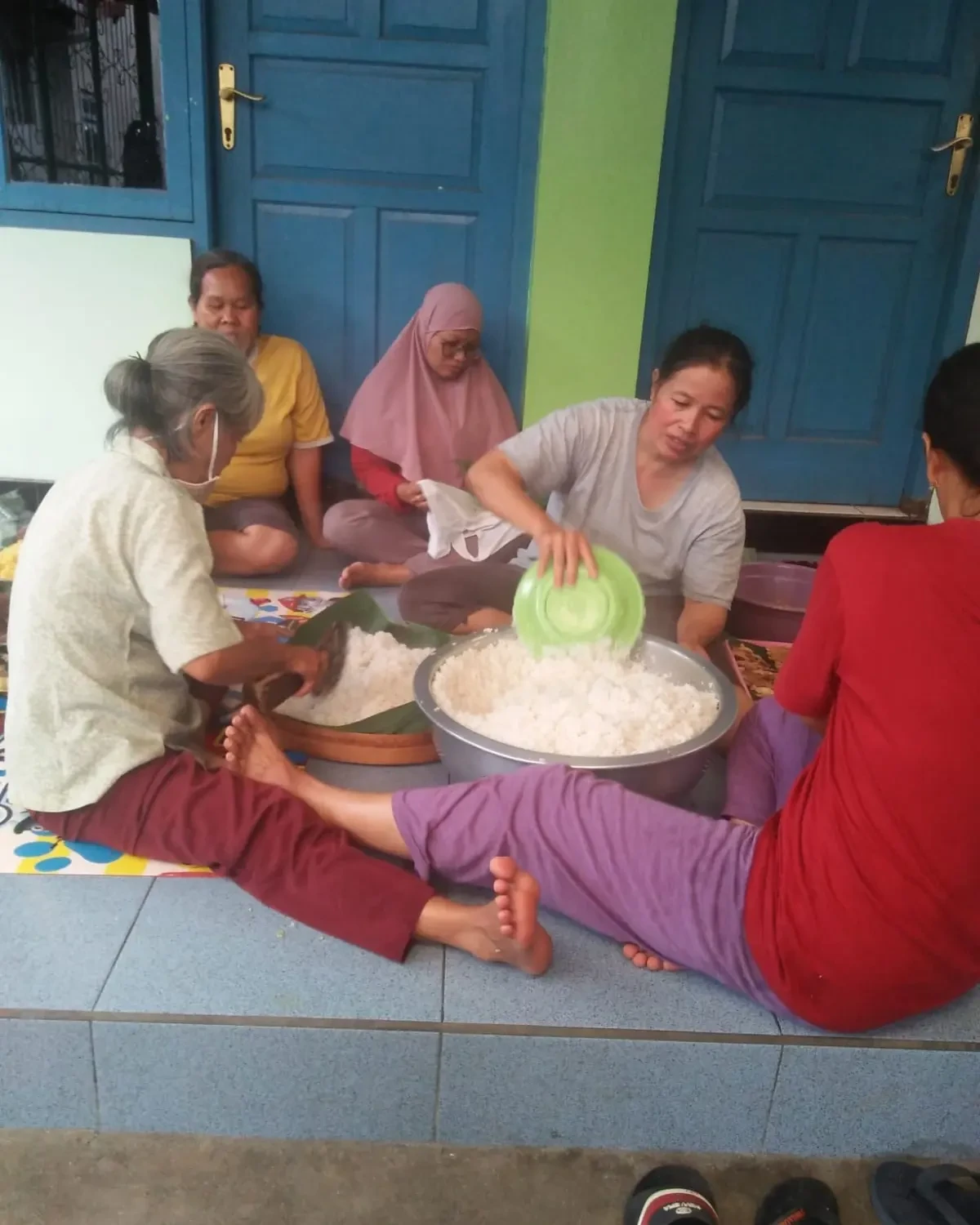 Masak nasi gurih dan ingkung bersama" utk memperingati Maulud nabi