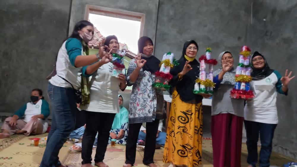 Pembagian tabungan sampah dan pembagian terajin menabung sampah...hadiah dari limbah sampah