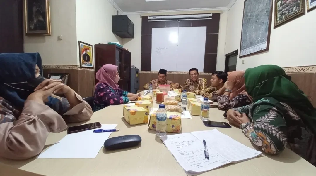 Pertemuan kader pokja KKB bersama Bapak lurah dan Bapak Kamituwo desa condongcatur, membahas masalah rencana kunjungan lapangan KKB ke KKB Kroci, pengasih kulonprogo