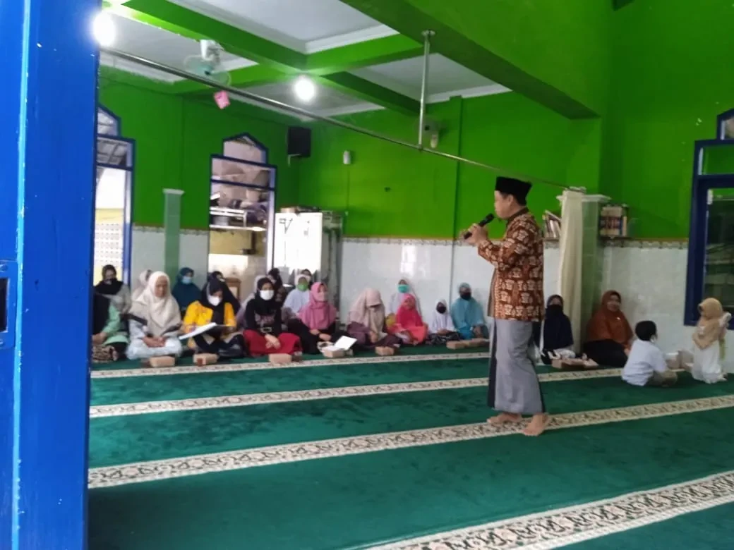 Kegiatan rutin Pengajian ibu2 warga Pojok Tiyasan.   Hari : Rabu, 12 - 10 - 2022 .