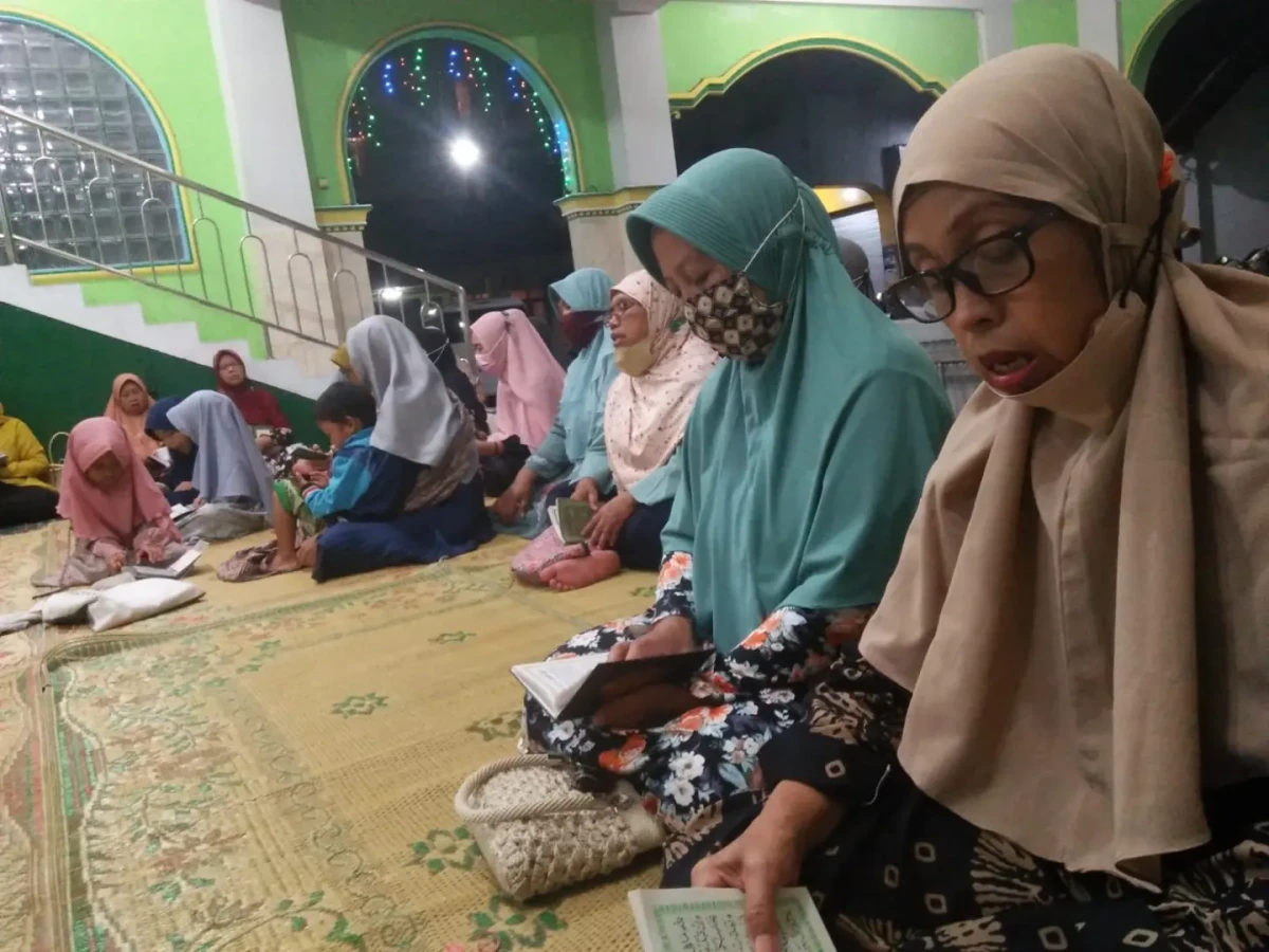 Baca Yasin dan tahlil setiap mlm Jum'at kliwon