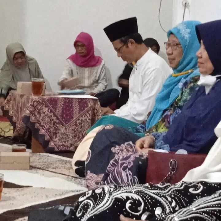 Pengajian rutin malam jumat ibu2 rw 044 kayen kamis tgl 19 januari 2023  di rumah ibu kusharyadi