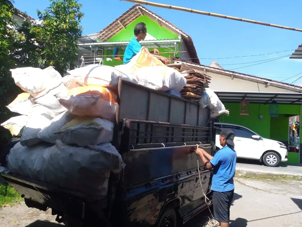 Kegiatan bank sampah berkah  RT 07 RW 60 PADUKUHAN JOHO  hari  : jum at  Tgl    : 6 Jan 2023