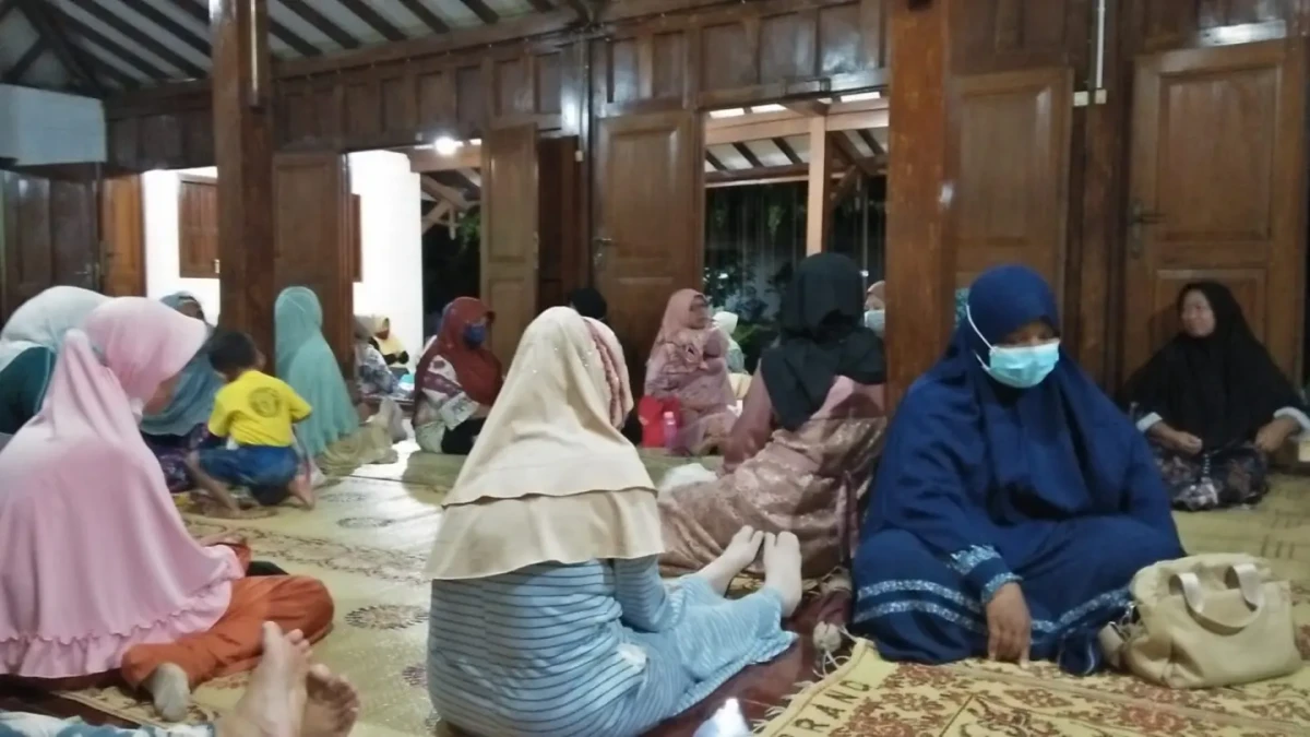 Pengajian rutin  Al HIKMAH Sanggrahan RW 10 setiap mlm jumat.