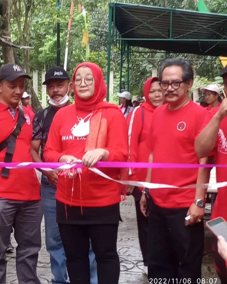 Senam bersama  dan peresmian jalan cor blok  oleh ibu dr Yuni  dr anggota legislatif komisi B  minggu 6 nop 2022