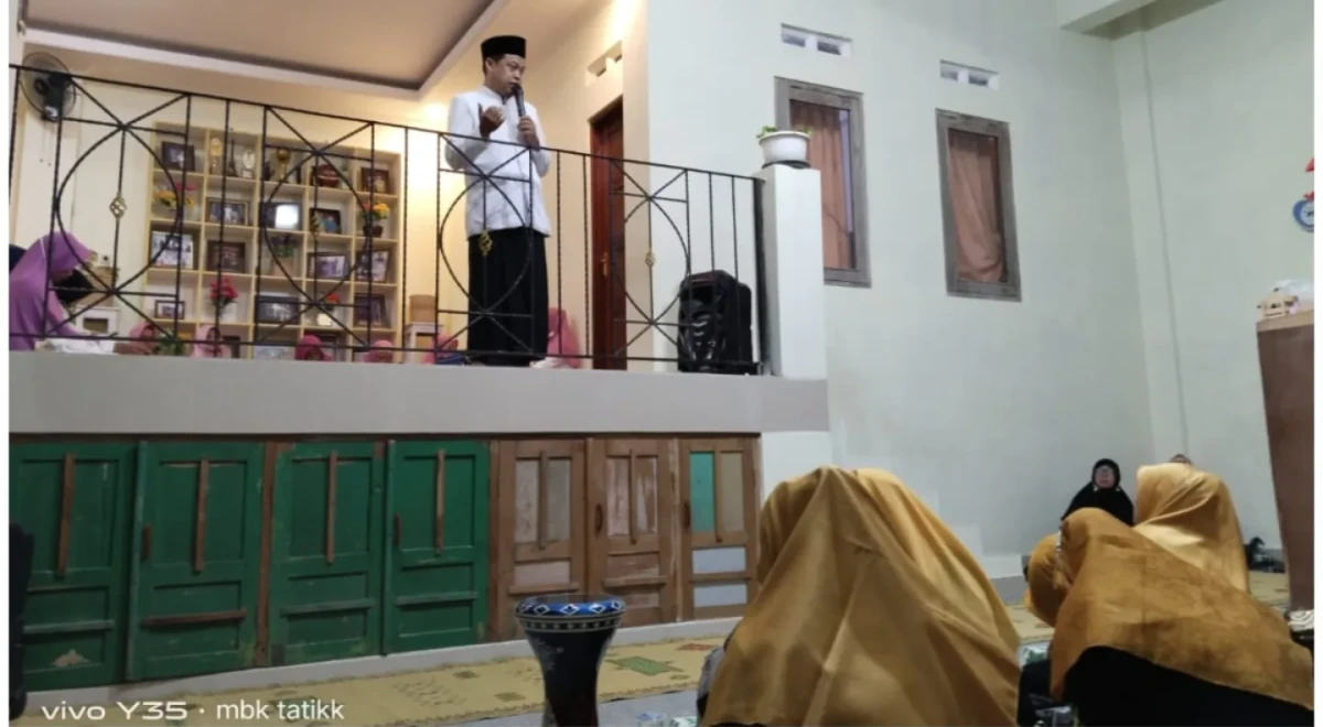 Hadroh Al Muniroh membersamai Pengajian Baabul Janah RT 18 RW  12 Karangasem Gempol