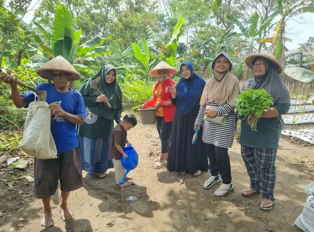 Kegiatan KWT Arum Melati membuat pupuk organik  Hari/tgl : Minggu 5 Maret 2023