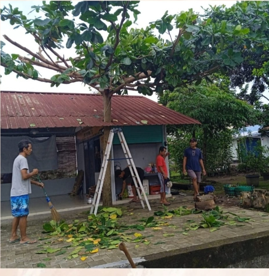 Kerja Bakti Bapak bapak RT05 RW12 Karangasem Gempol