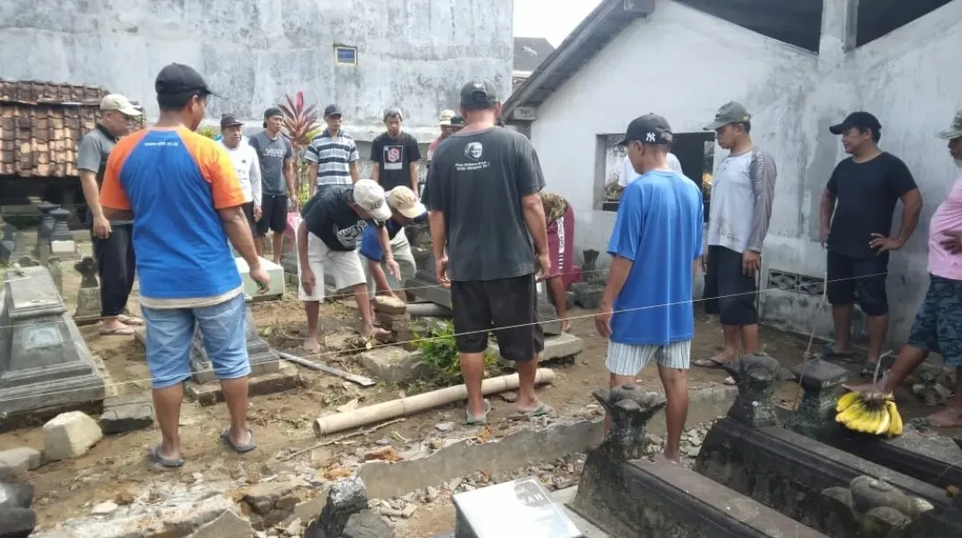 Gotong royong di makam Manukan rt 6 rw4