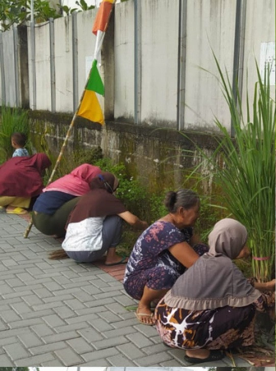 Kerja bakti ibu"  rutin tiap minggu ke 2 pagi mulai jam 6.30 wib