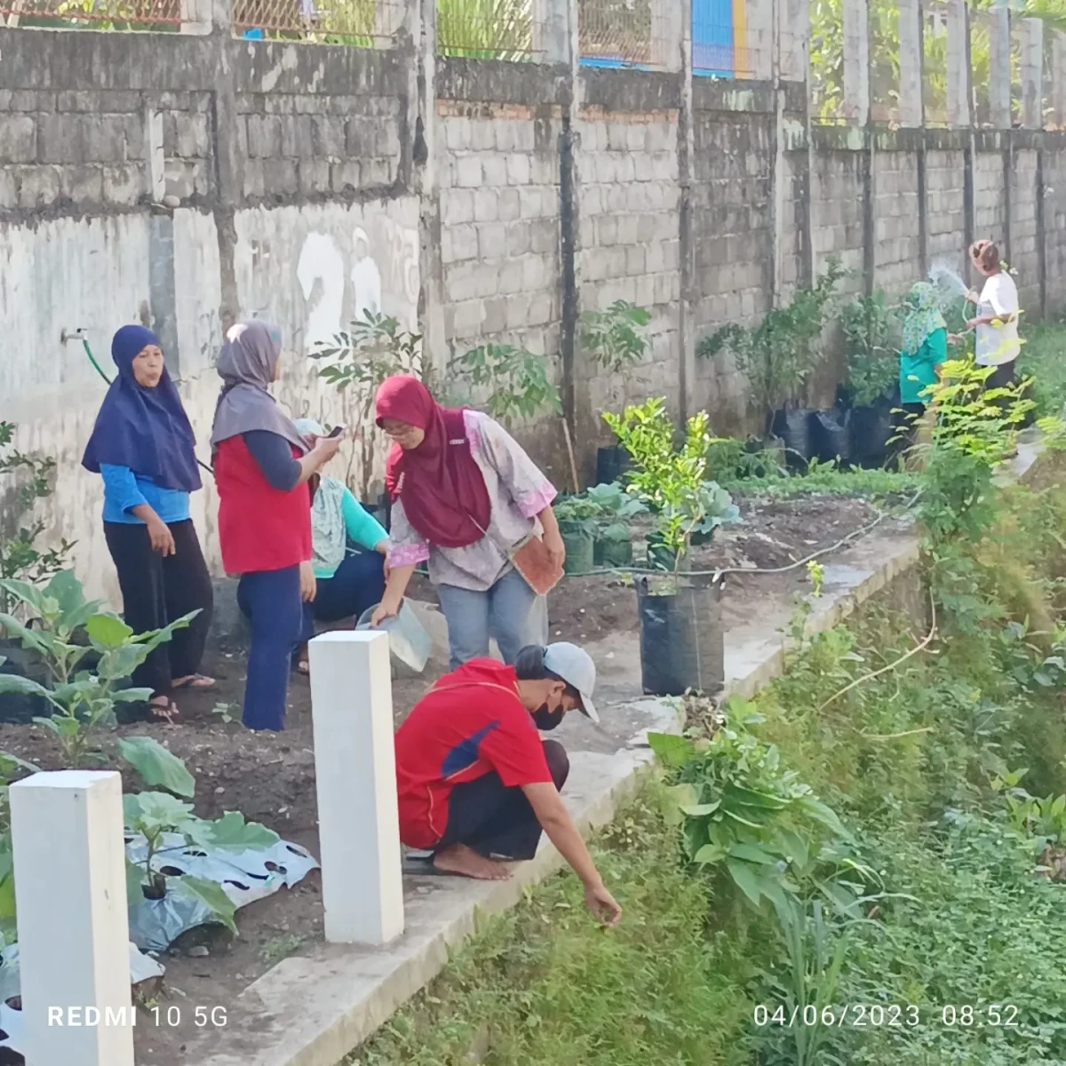 Kerja bakti rutin setiap Minggu,  Anggota KWT Gondang Raya