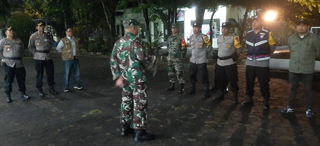 Persiapan patroli gabungan Kapnewon Depok, Polsek Depok Raya dan Koramil 11 Depok dalam rangka antisipasi gangguan Kamtibmas menjelang ramadhan.