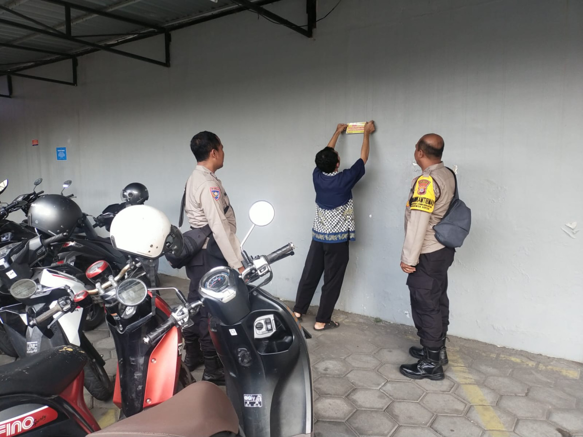 Penempelan stiker waspada pencurian di Kos-kosan PARAGON Jl Wulung Pringwulung Condongcatur Depok Sleman.