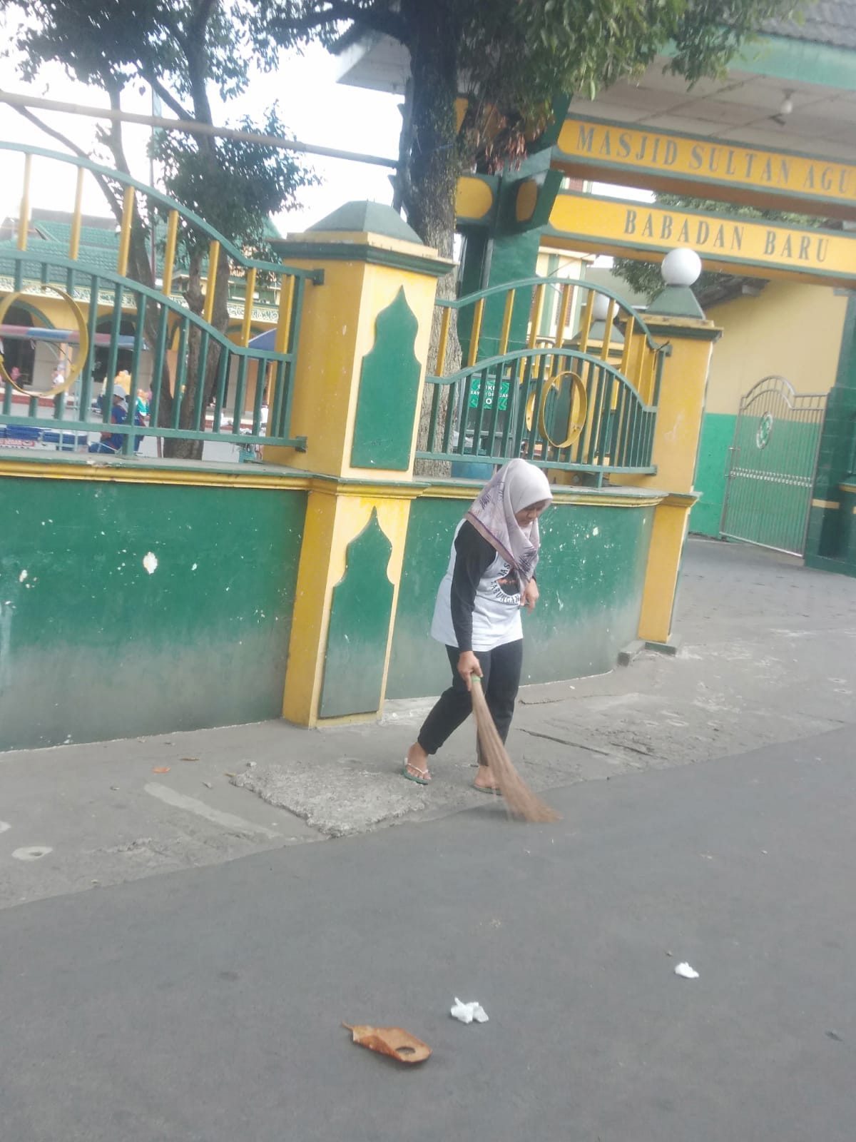 Kerja bakti ibu ibu PKK RT 08 RW 50 Babadan baru, Kentungan