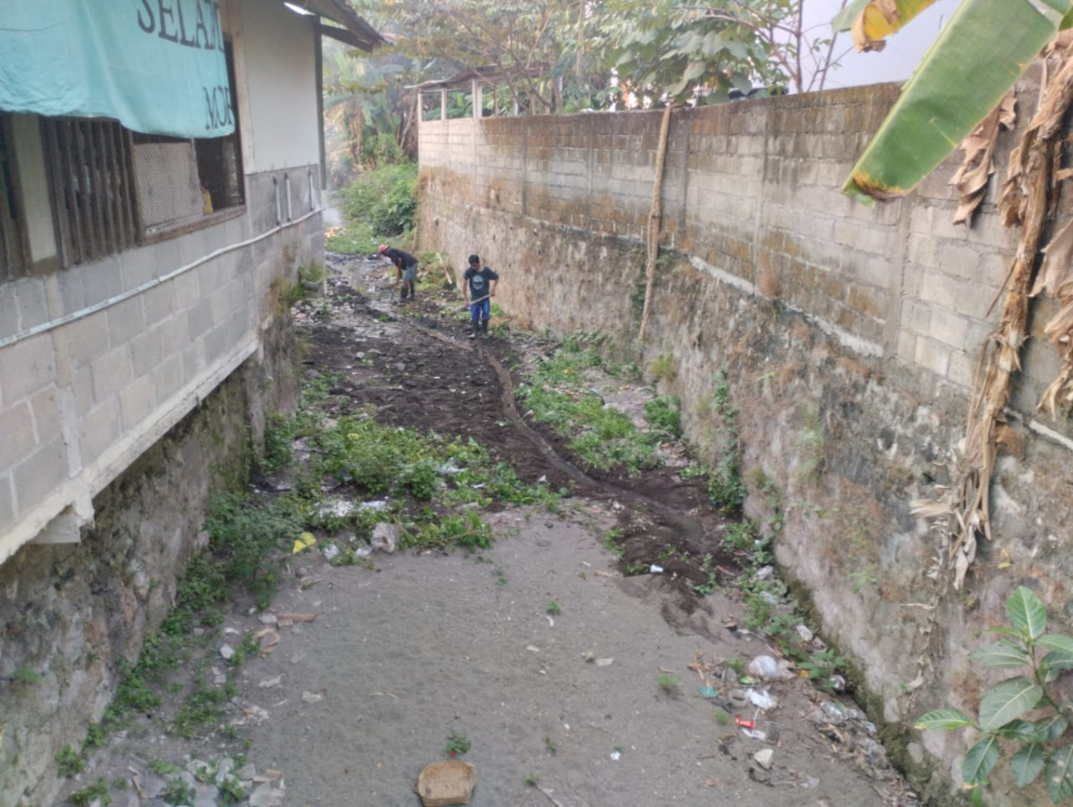 Warga kolombo beegotong royong membersihkan sungai dari sampah2 yang menumpuk disungai