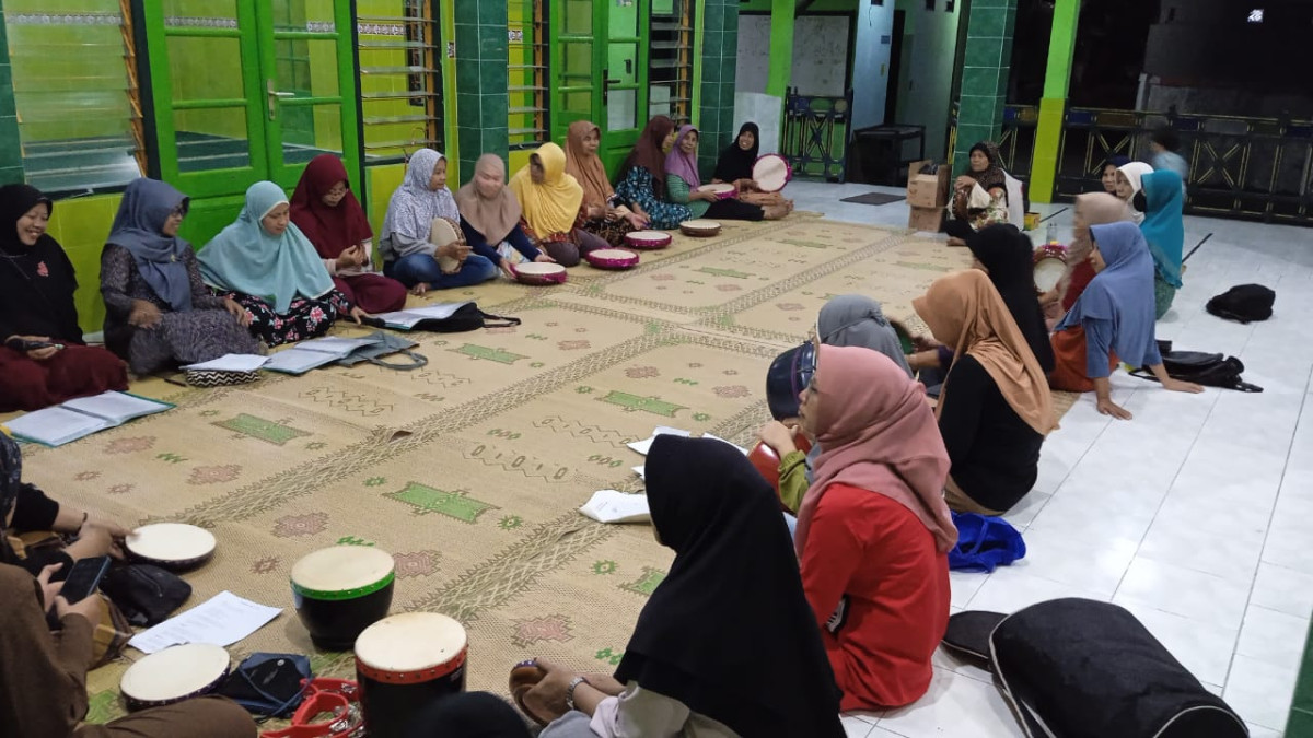 Latihan rutin hadroh Ibu-ibu Nurul Khasanah