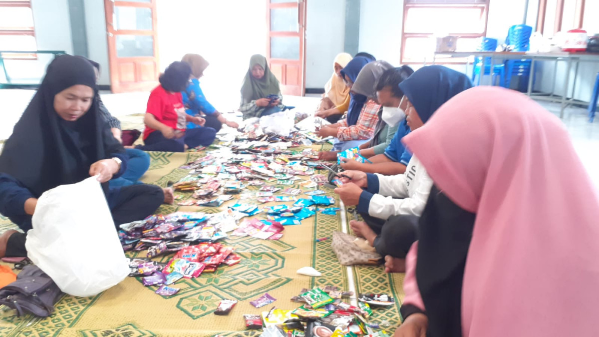 Sekolah Ketrampilan belajar membuat kerajinan daur ulang .