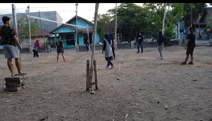 Seminggu sekali ibu-ibu Padukuhan Kayen mengadakan latihan bola voli.