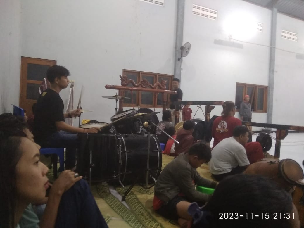 Latihan seni Kuda Lumping  PS Madu Mudo Turonggo Padukuhan Kayen