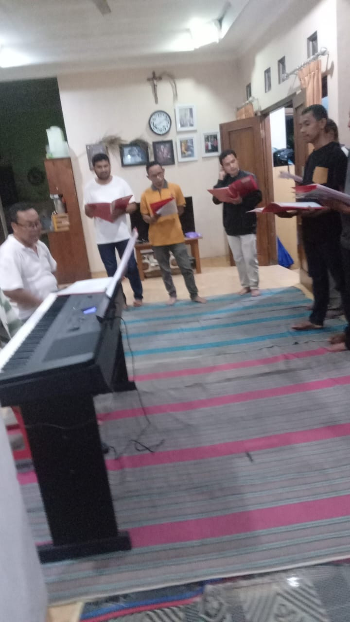 latihan paduan suara, unt mempersiapkan tugas paduan suara di Gereja Keluarga Kudus Banteng pada Sabtu tgl 13 April 2024 pukul 16.30