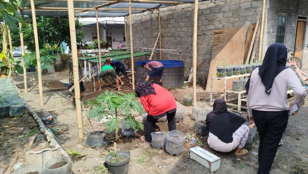 Kerja Bakti penataan lahan tanaman lahan kolam dan lahan penghijauan popi