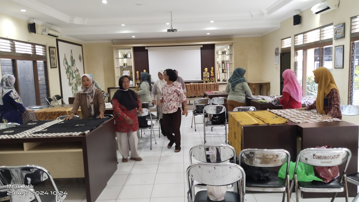 Pelatihan membuat rok wiron oleh SEKECO ( Sekolah Ketrampilan Condongcatur )