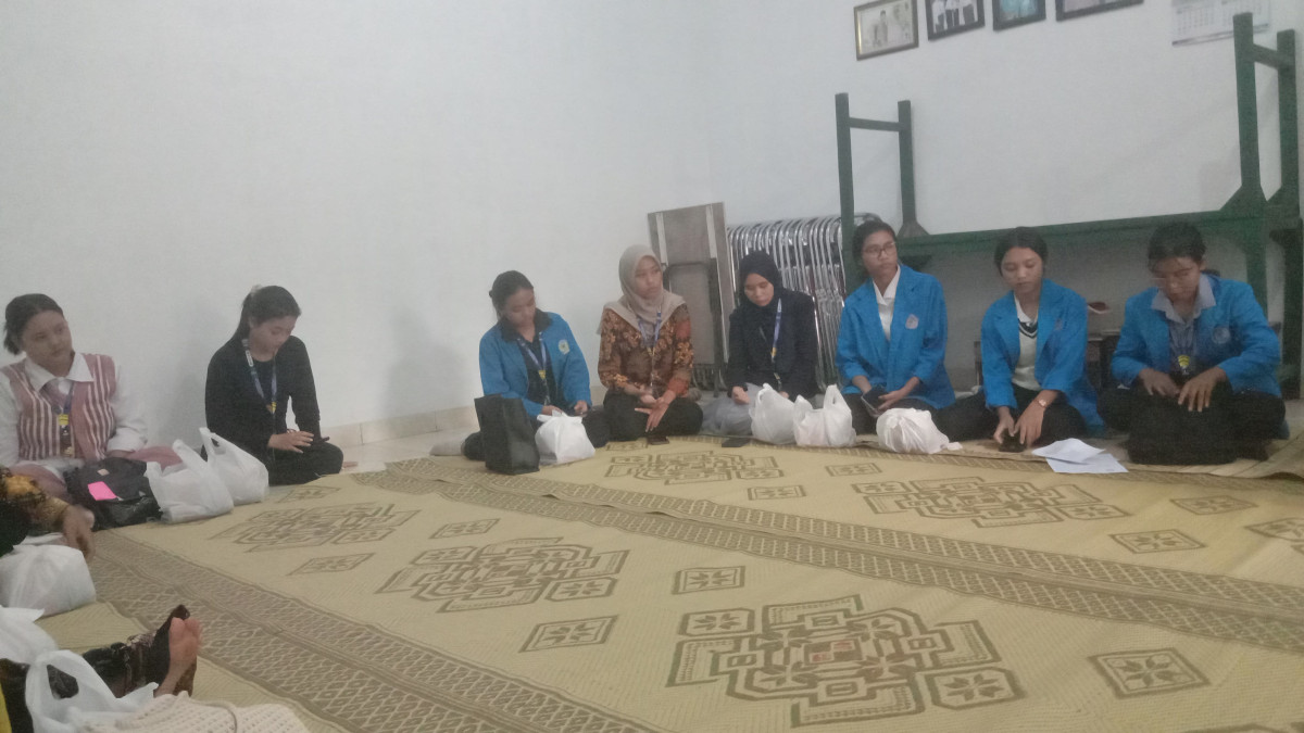 Pertemuan Ibu-ibu PKK , arisan dan simpan pinjam RW 52 dan 53