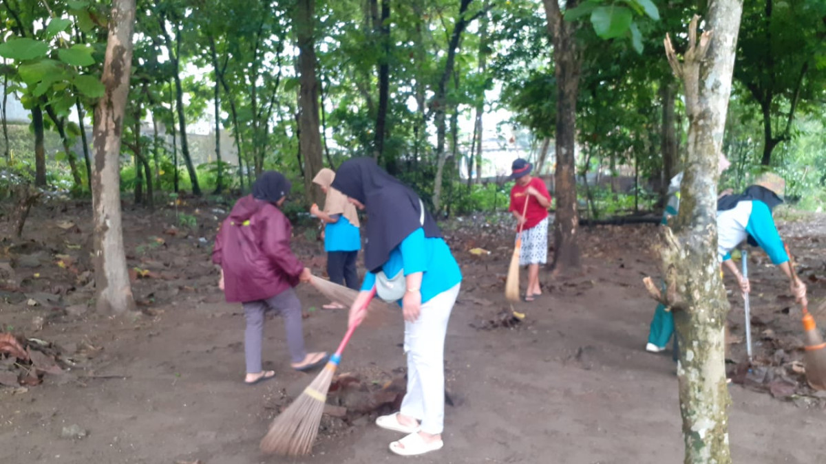 PKK Padukuhan Kayen di bantu mahasiswa KKN UNY mengadakan kerja bakti di Green Kayen untuk persiapan senam sehat Green Kayen.