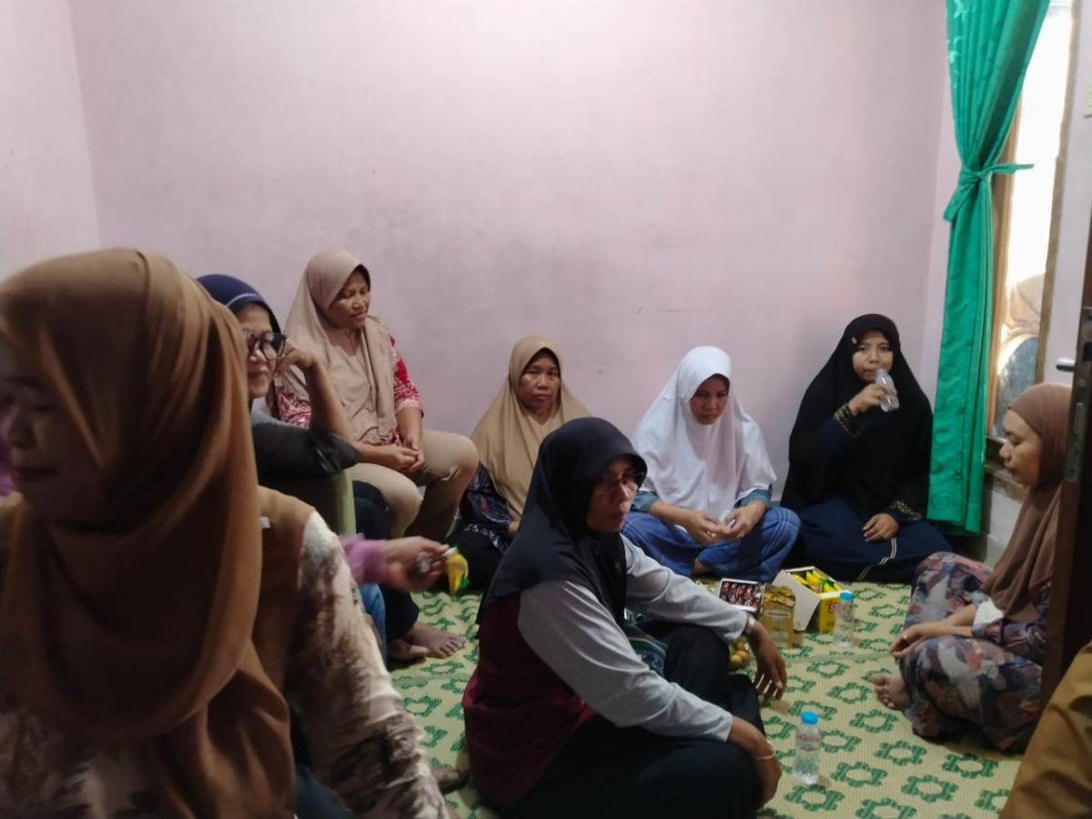 Menjenguk warga yang sakit