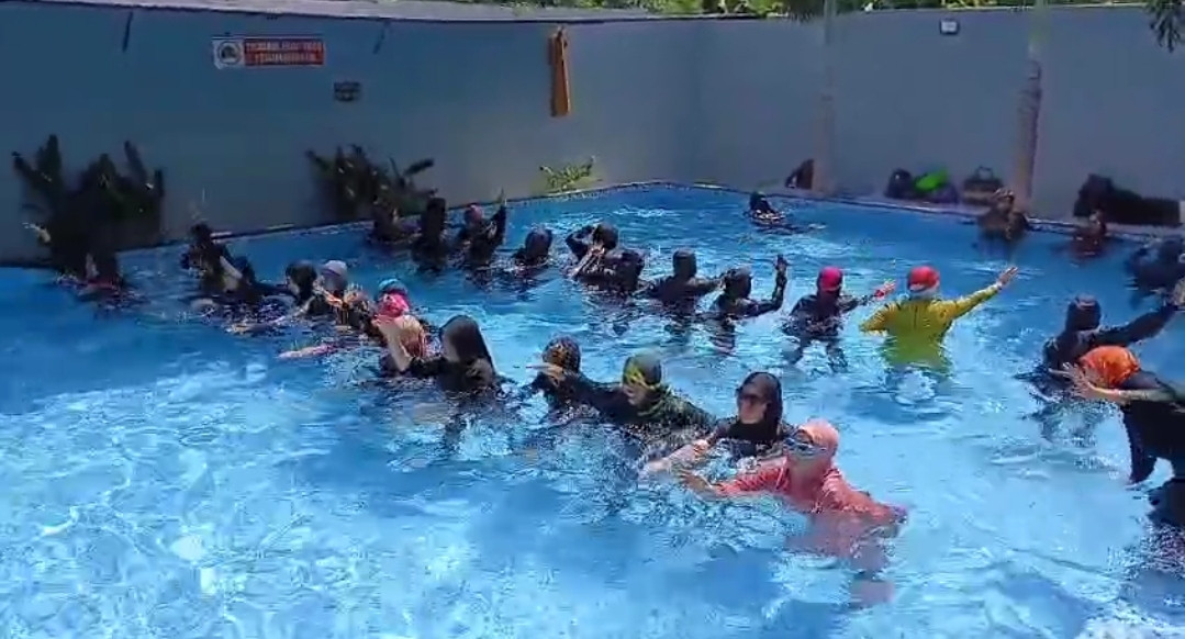 kelompok senam PKK RW 22 senam aquarobik .