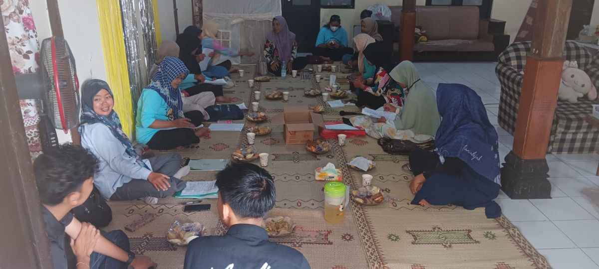 Pertemuan Rutin KWT Mahanani di Rumah ibu Wuri RW 55