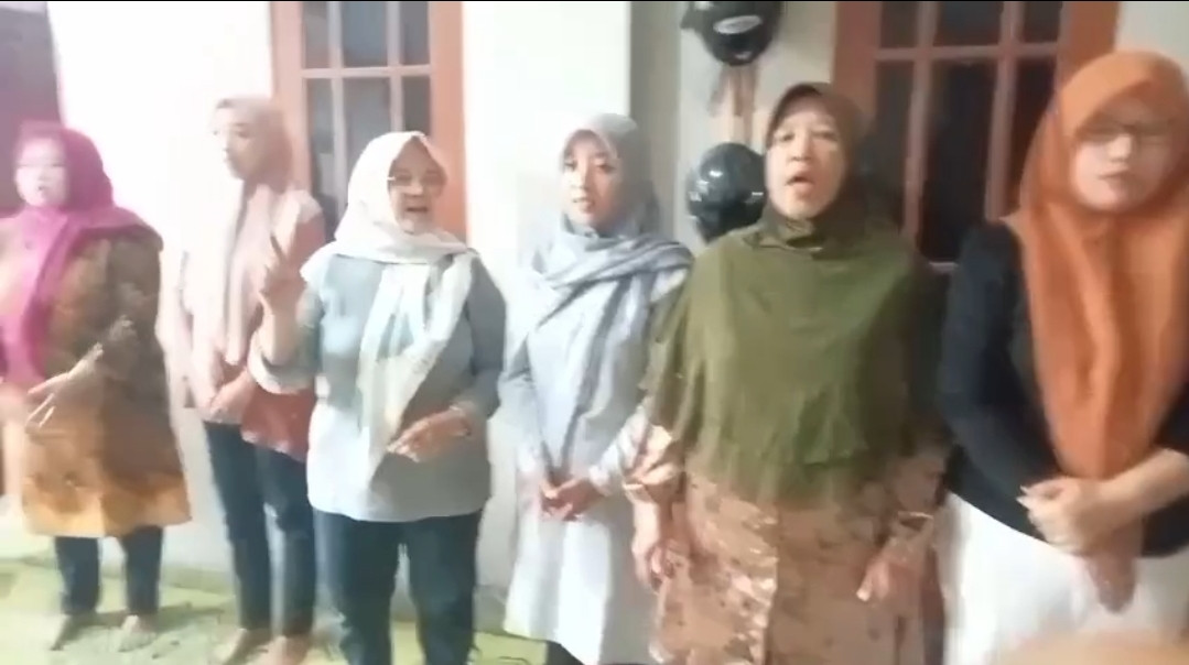pertemuan rutin kelompok Dawis Mawar RT 03 RW 27 setiap tanggal 15 yang dilaksanakan pukul 04.00 sore.