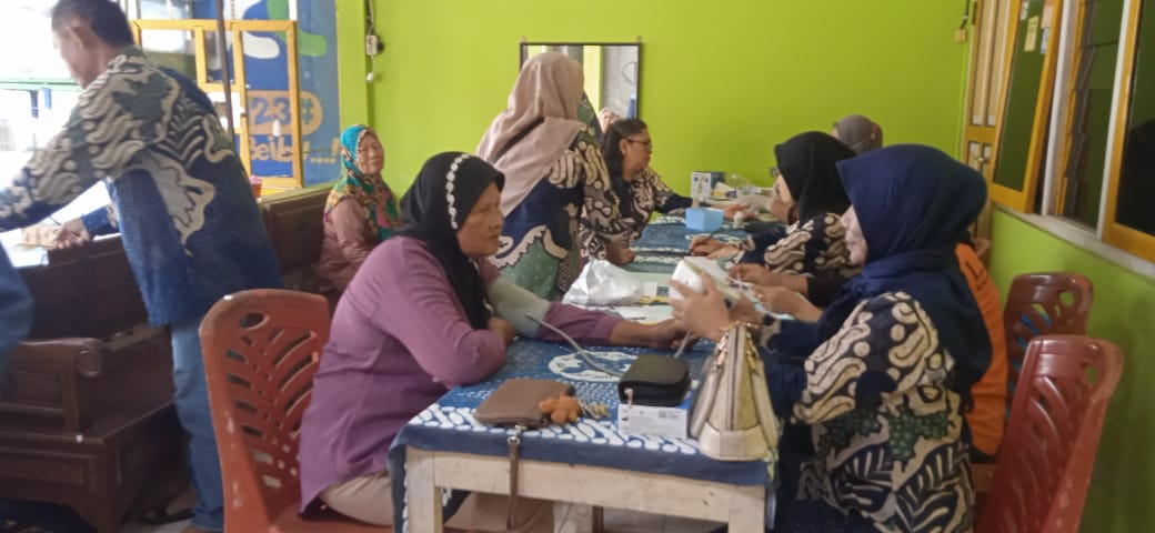 Pd hari Rabu 12 NOV "25 pukul 09.00-11.00 wib  dirumah Bp SIGIT Parjono diadakan posyandu Lansia dimulai dr pendftrn,penimbangan,ukur BB,TB,lingkar perut,cek Gula darah,kolesterol,Asam urat,pencatatan,konseling serta pemberian PMT