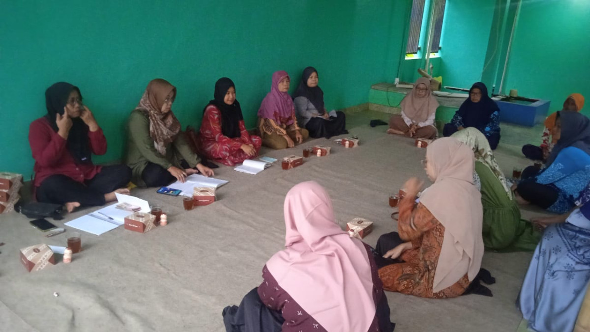 Pertemuan dan Arisan ibu ibu  dawis Sirih RT 07 RW 45 Padukuhan Kayen  mengadakan pertemuan dan arisan.