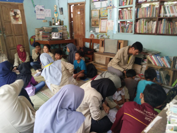 Kegiatan Bersama TBM Sanggar Studio Biru dengan Mahasiswa PPSMB Univ. Gajah Mada Yogyakarta 2018