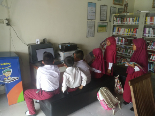 Monitor Kegiatan di Perpustakaan Desa Sumberharjo Prambanan Sleman
