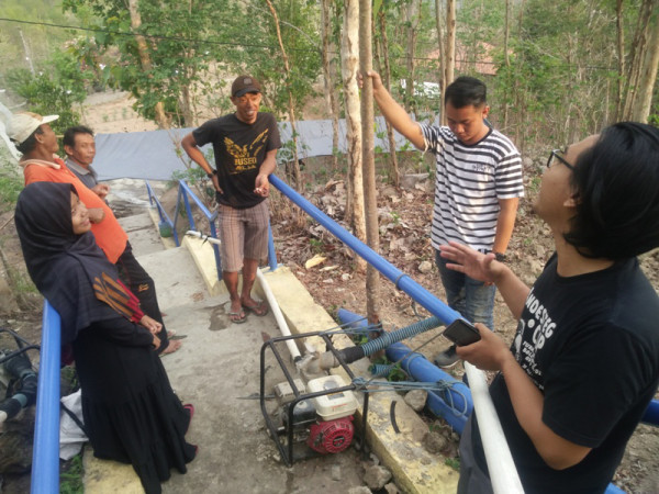 Menerima Sumbangan  Dana Dropping Air Bersih Dari Komunitas Jogja Menyala Yogyakarta Di Sanggar Studio Biru RT/RW 03/26 Sengir Sumberharjo