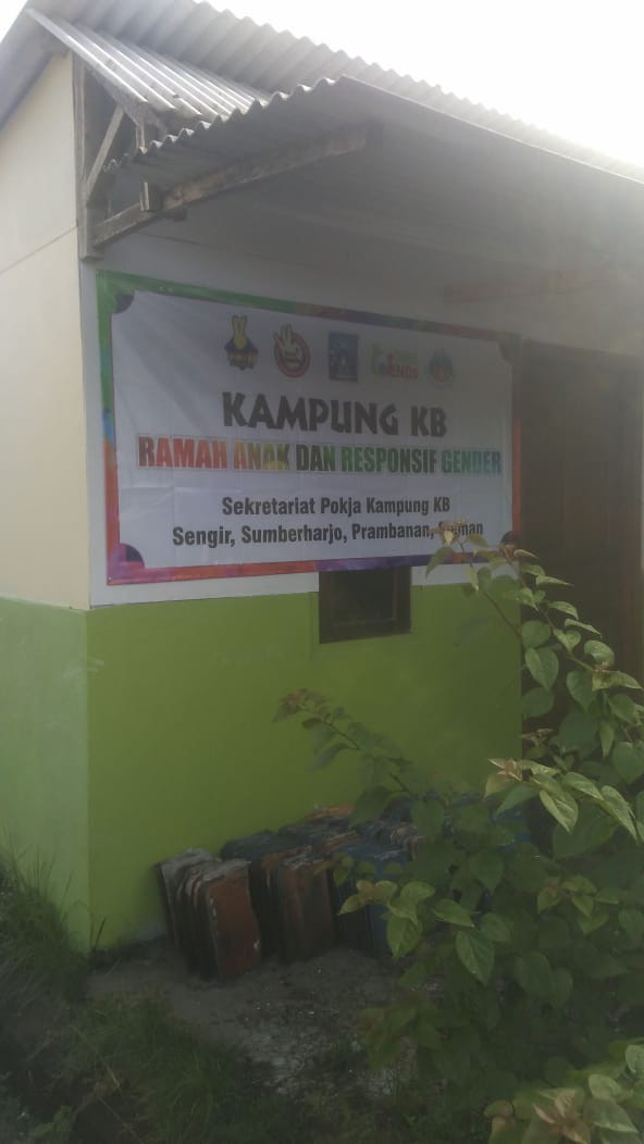 Pemasangan Banner Kampung KB Ramah Anak dan Responsive Gender kampung KB Sengir