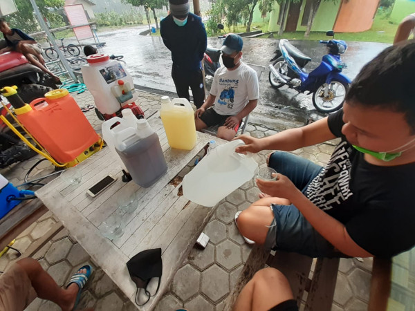 Gotong Royong Warga Penyemprotan desinfektan di Komplek Domes Sengir Sumberharjo