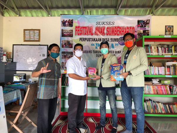 Monitor Perpustakaan Desa Sumberharjo - Menerima Sumbangan Buku dari KKN UGM Tahun 2020 Desa Sumberharjo Prambanan 