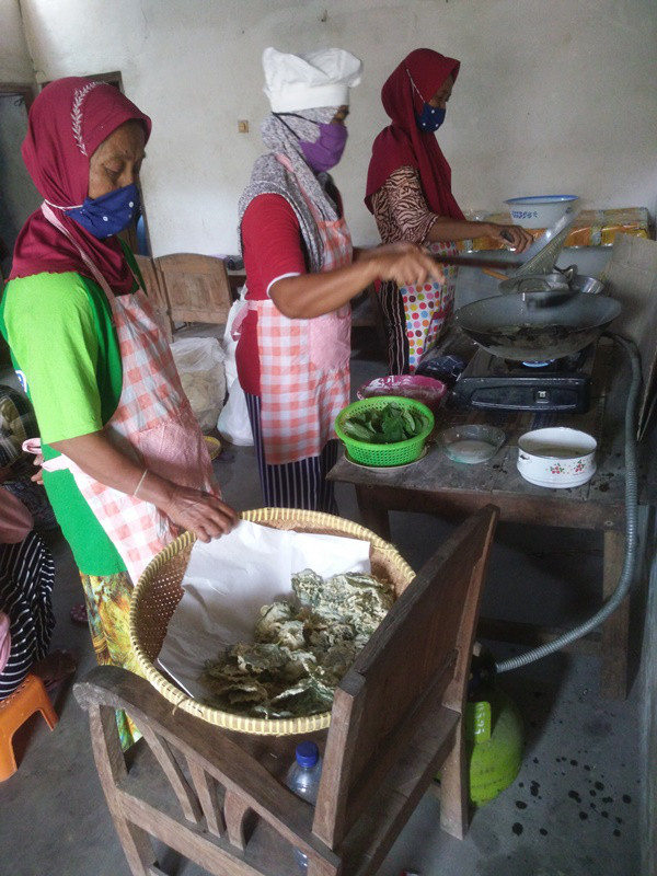Giat Produksi UPPKS Bina Karya Kampung KB Sengir