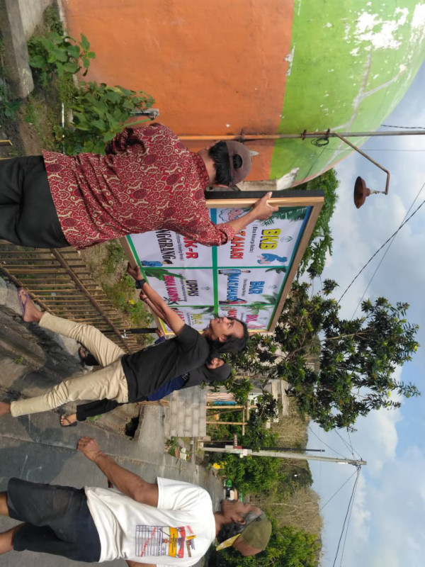 Pemasangan Banner Poktan Kampung KB Sengir