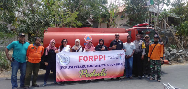 Menerima Bantuan Air Bersih dari Forum Pelaku Pariwisata Indonesia (FORPPI) Yogyakarta 