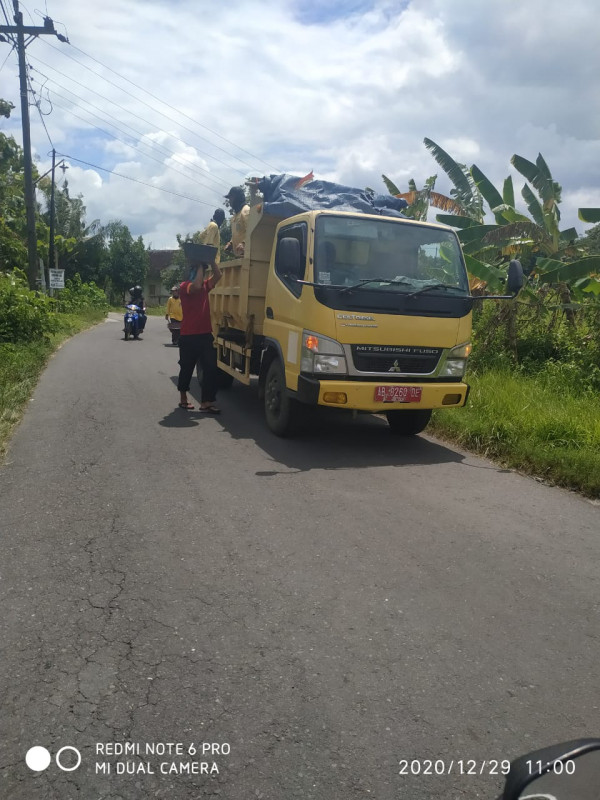 Penambalan dengan aspal area jalan yang rusak