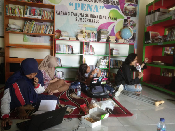 Monitor Kegiatan Perpustakaan Desa Sumberharjo_Kunjungan KKN UST Yogyakarta