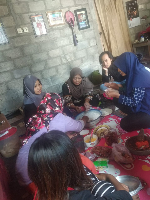 Ibu-ibu PAUD Mutiara Sengir Kegiatan Praktek Membuat Pempek Palembang